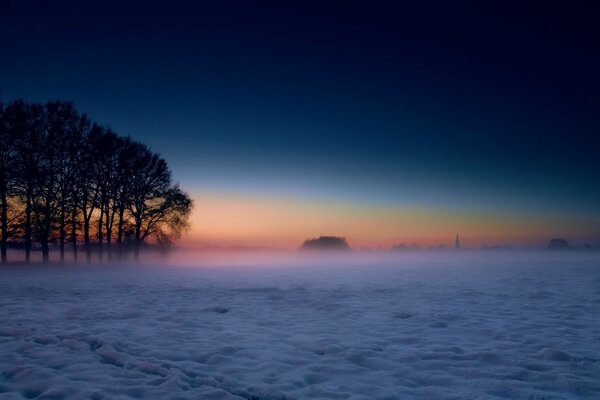 Neblige Landschaft bei Sonnenuntergang des Tages