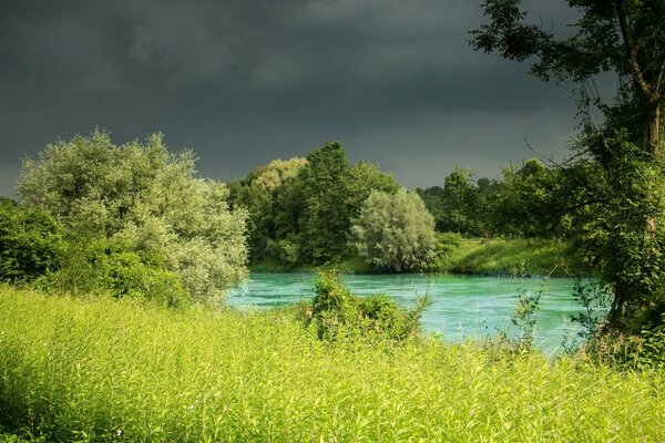 El cielo sombrío en la cabeza, el río ante los ojos