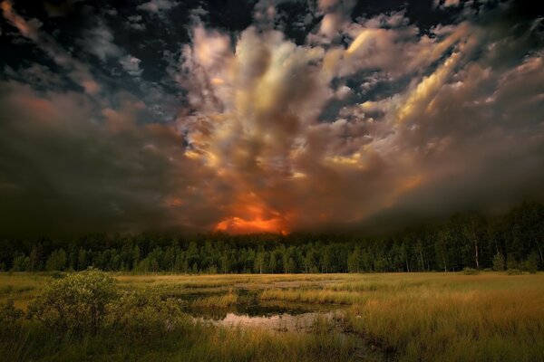 Brillante puesta de sol en un cielo nublado