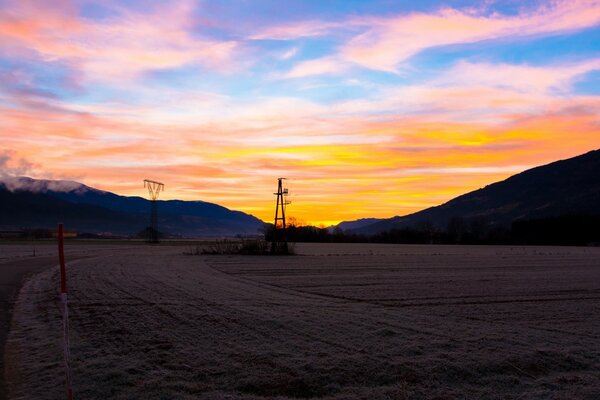 Campo arado ao pôr do sol