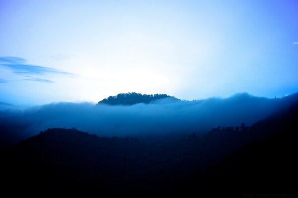 Abendlandschaft: Nebel in den Bergen