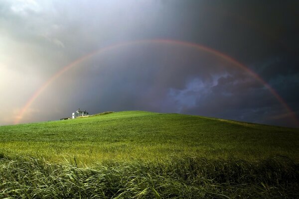 Paisagens do arco-íris depois da chuva e da agricultura