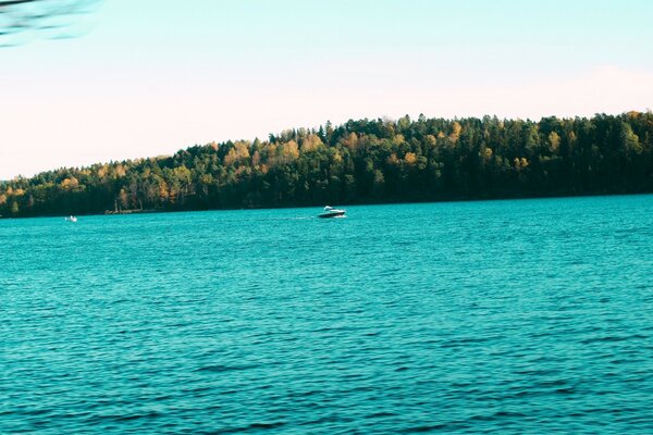 Voyage en bateau sur l eau turquoise