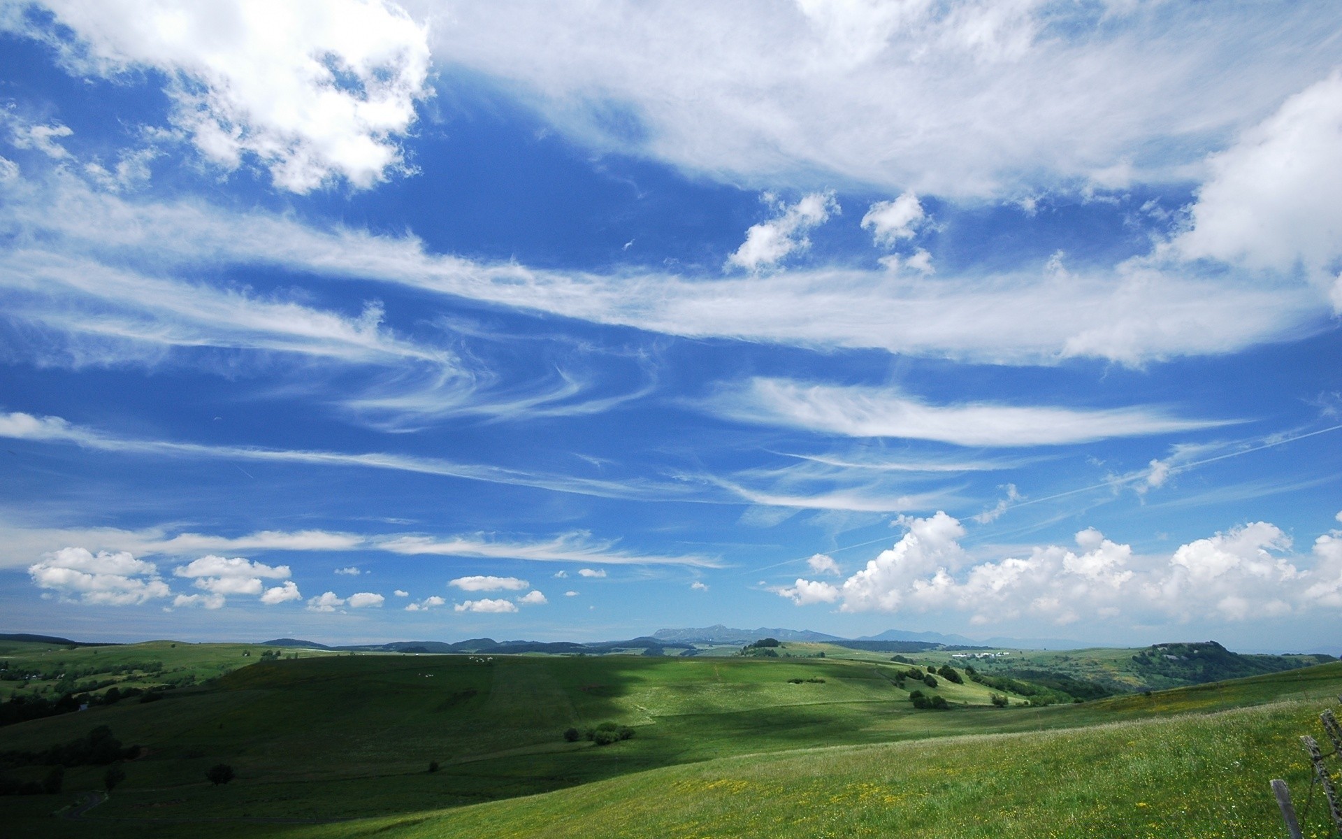 landschaft landschaft himmel natur gras im freien hügel reisen sommer landschaft landschaftlich landschaftlich wolke feld baum landwirtschaft des ländlichen berg weiden gutes wetter