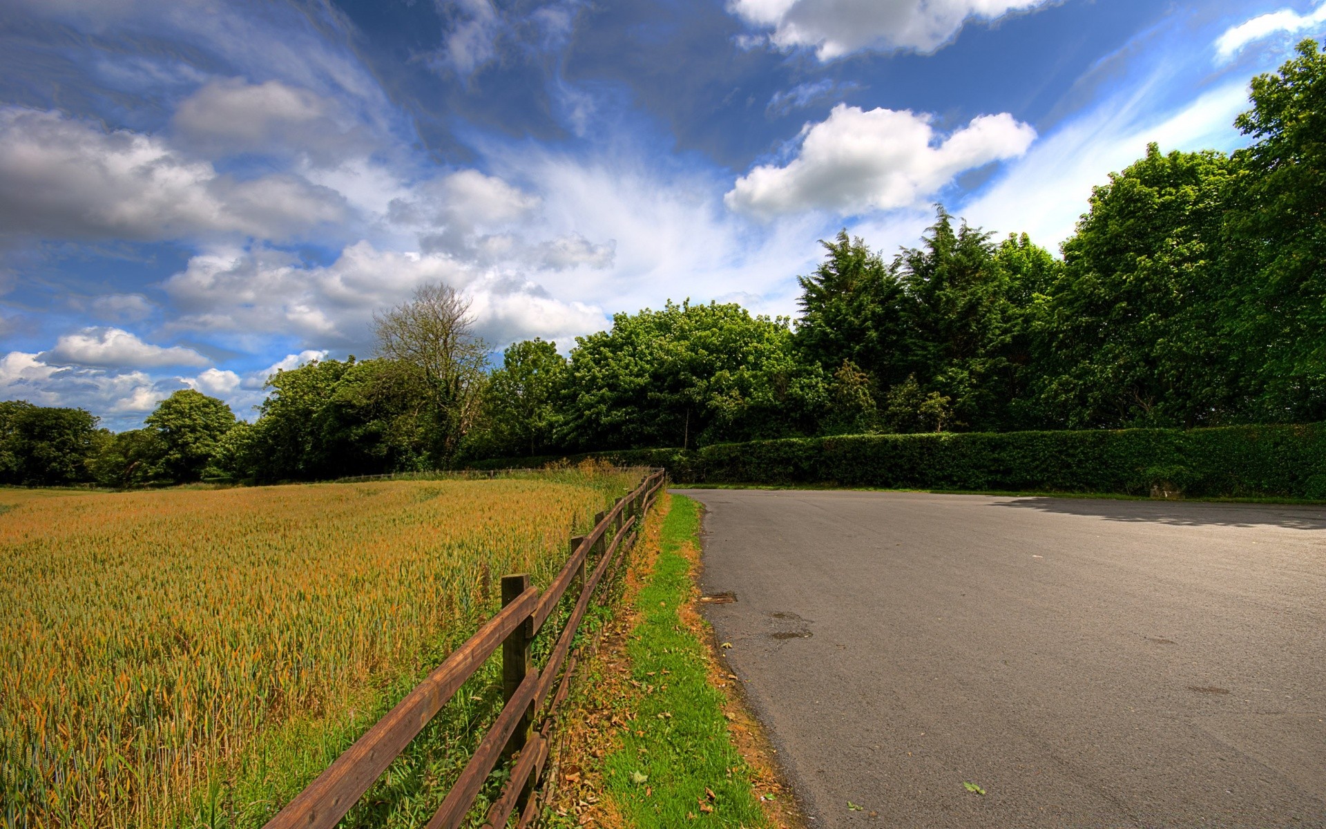 paisaje paisaje rural carretera campo naturaleza árbol al aire libre cielo verano hierba agricultura guía viajes madera sol luz del día buen tiempo tierra cultivada