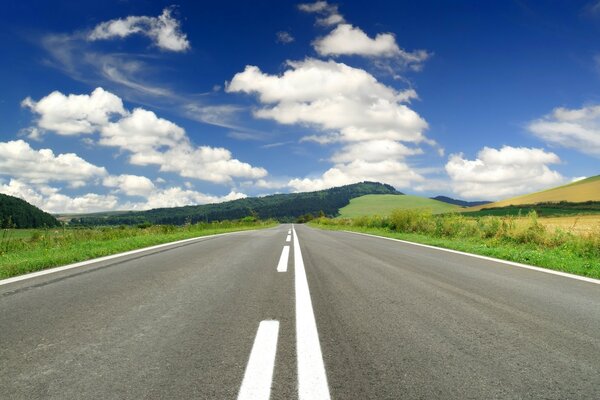 Autobahn-Landschaft im Sommer