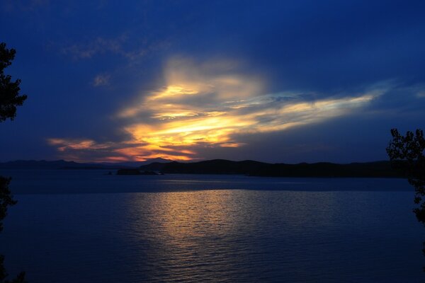 Una puesta de sol inusualmente hermosa sobre el lago