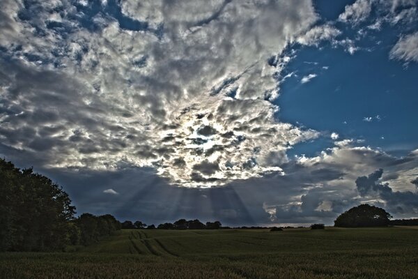 Die Sonnenstrahlen dringen durch die Wolken