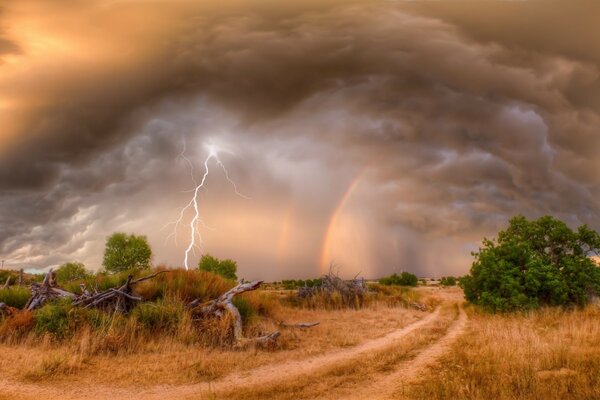 Gewitter Anfang Mai im Feld