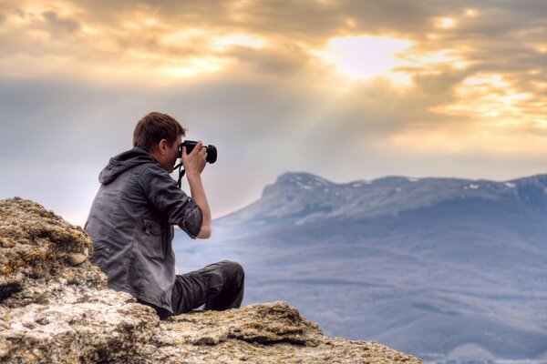 Fotograf filmt Morgen in den Bergen