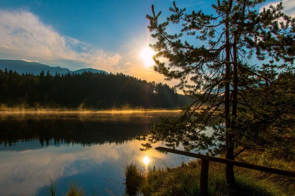 Faszinierender Sonnenuntergang am See