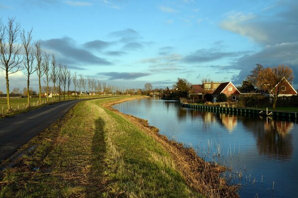 Derrame de primavera. Casas en el agua