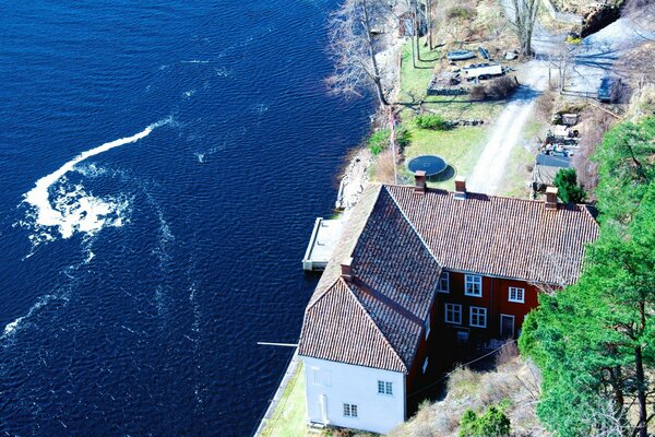 Modernes Haus am blauen Meer