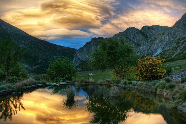 Кусты горы небо вода