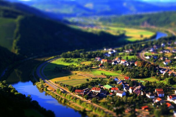 Rote Häuserdächer von oben in der Aue des Flusses