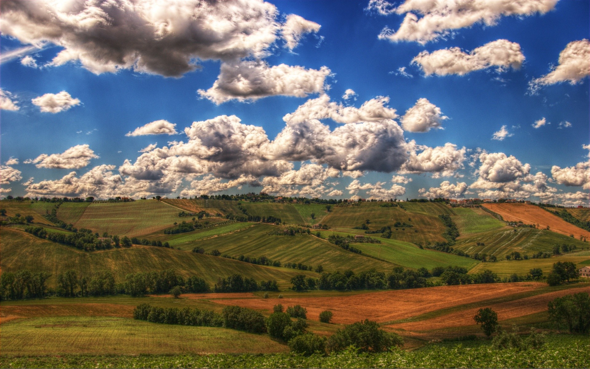 krajobrazy natura krajobraz niebo na zewnątrz wiejskich rolnictwo wsi trawa ziemia uprawna podróże lato dobra pogoda pole drzewo wzgórze światło dzienne malownicze pola uprawne pastwisko