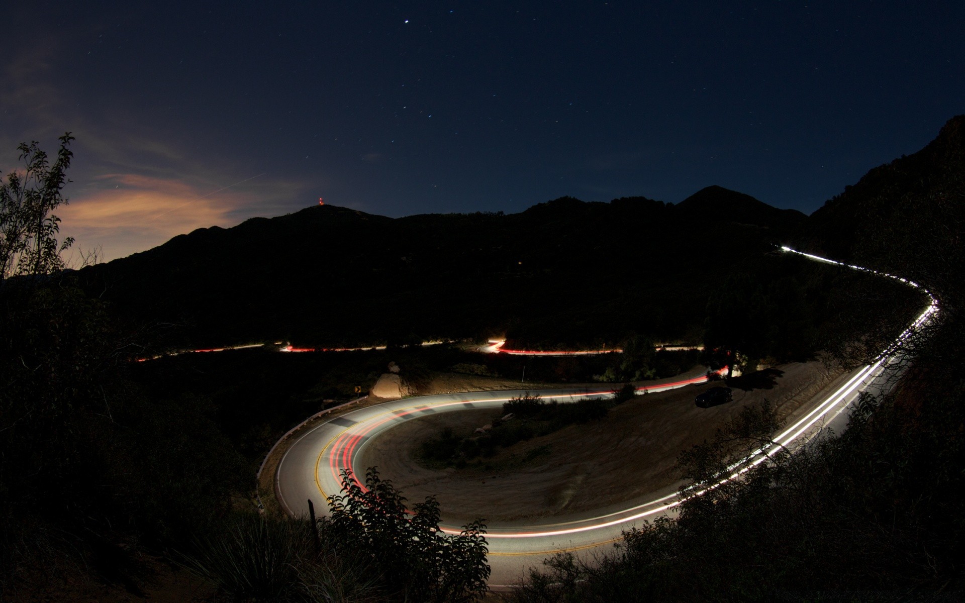 paisagens carro estrada viagem paisagem sistema de transporte corrida pôr do sol luz competição carro noite montanhas água amanhecer rodovia árvore esporte de carro rua ao ar livre