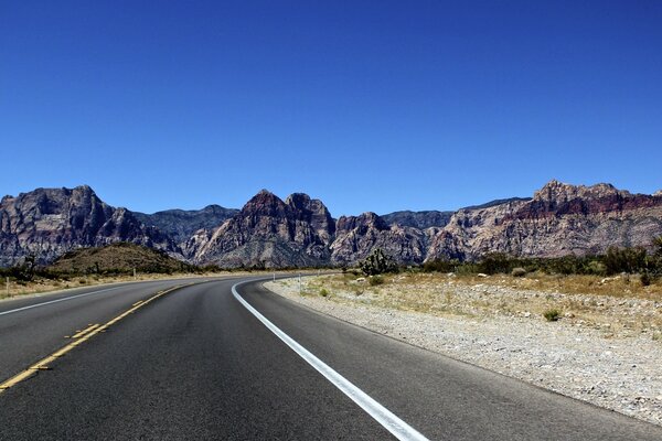 Route des montagnes sous le ciel bleu