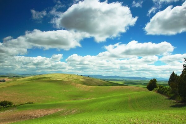 Landschaft mit bewölktem Himmel