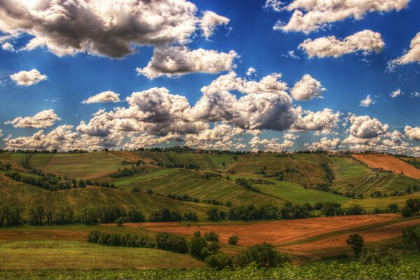 Sommerlandschaft mit klarem Himmel