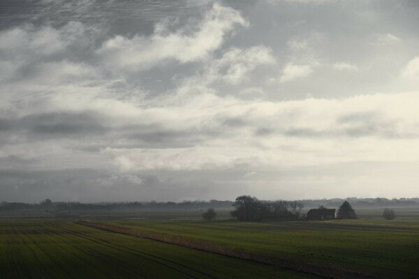 Landschaft des ländlichen Himmels über dem Feld