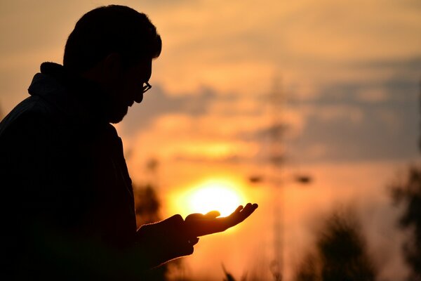 Soleil couchant sur la paume de l homme