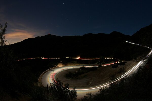 Vista de la autopista por la noche