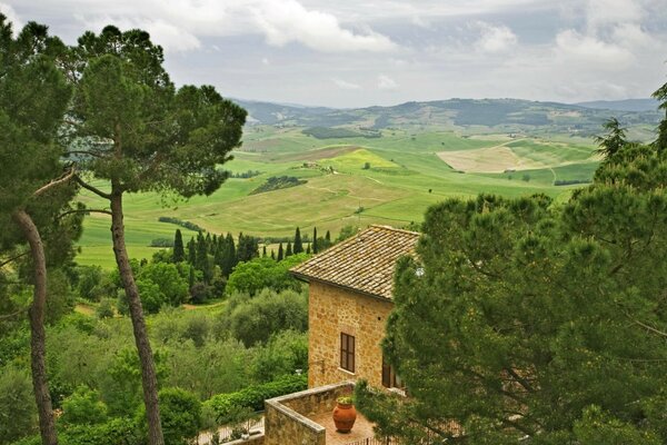 Casa solitaria in una valle con campi