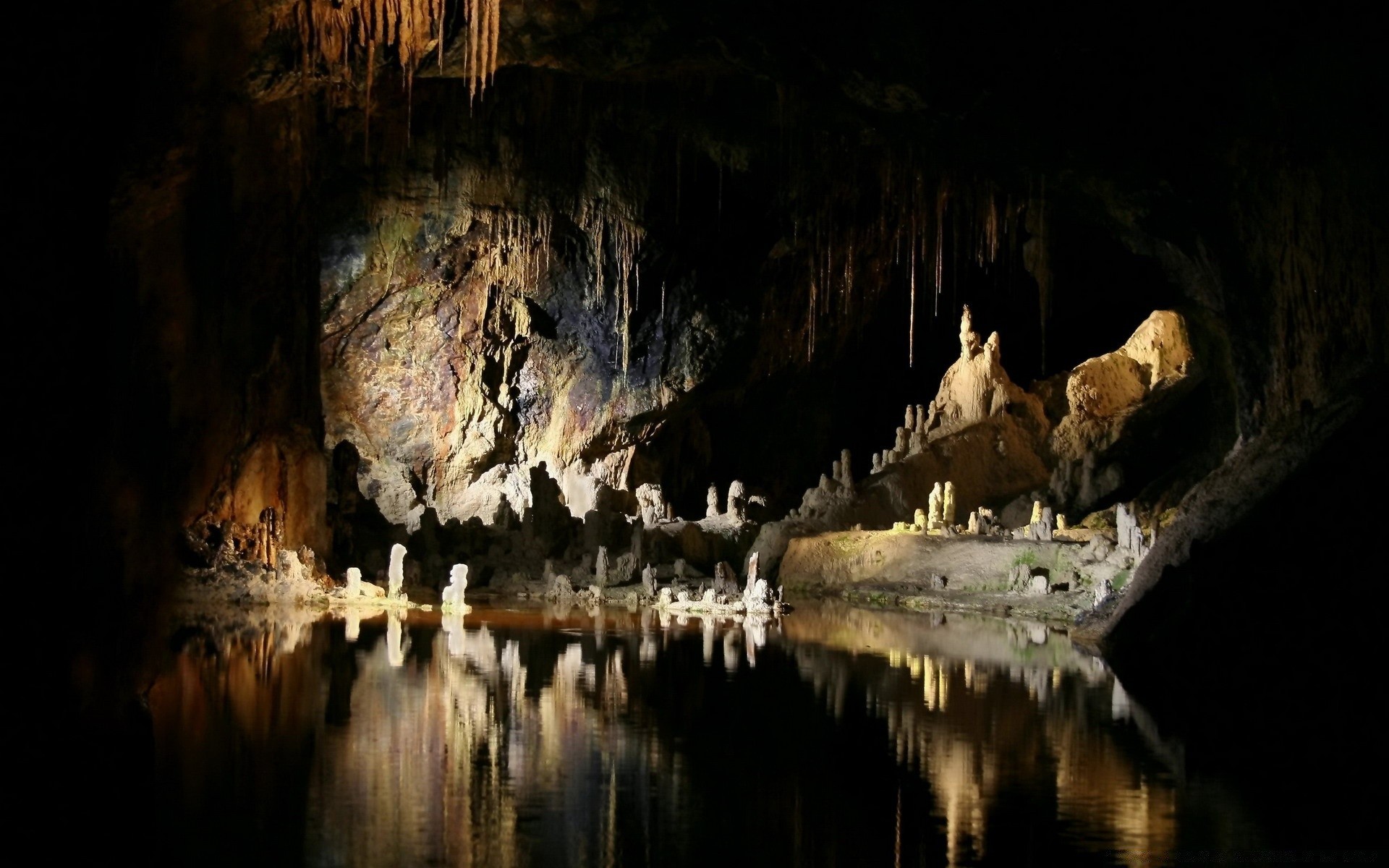 paesaggio grotta stalattite sughero calcare grotta acqua scuro luce tunnel geologia esplorazione viaggi roccia interno miniere formazione geologica inferno grotta mistero