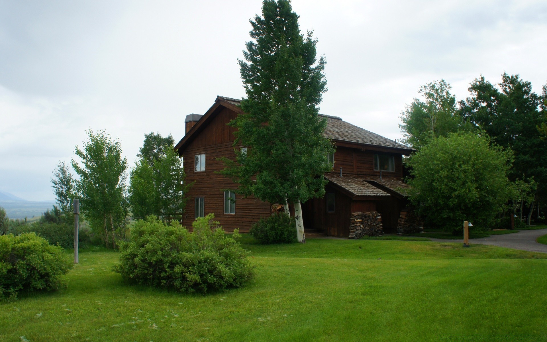 пейзаждар үйлер үй көгалдар сәулет шөп үй ағаш күндізгі жарық ашық ауада бунгало отбасы ағаштар