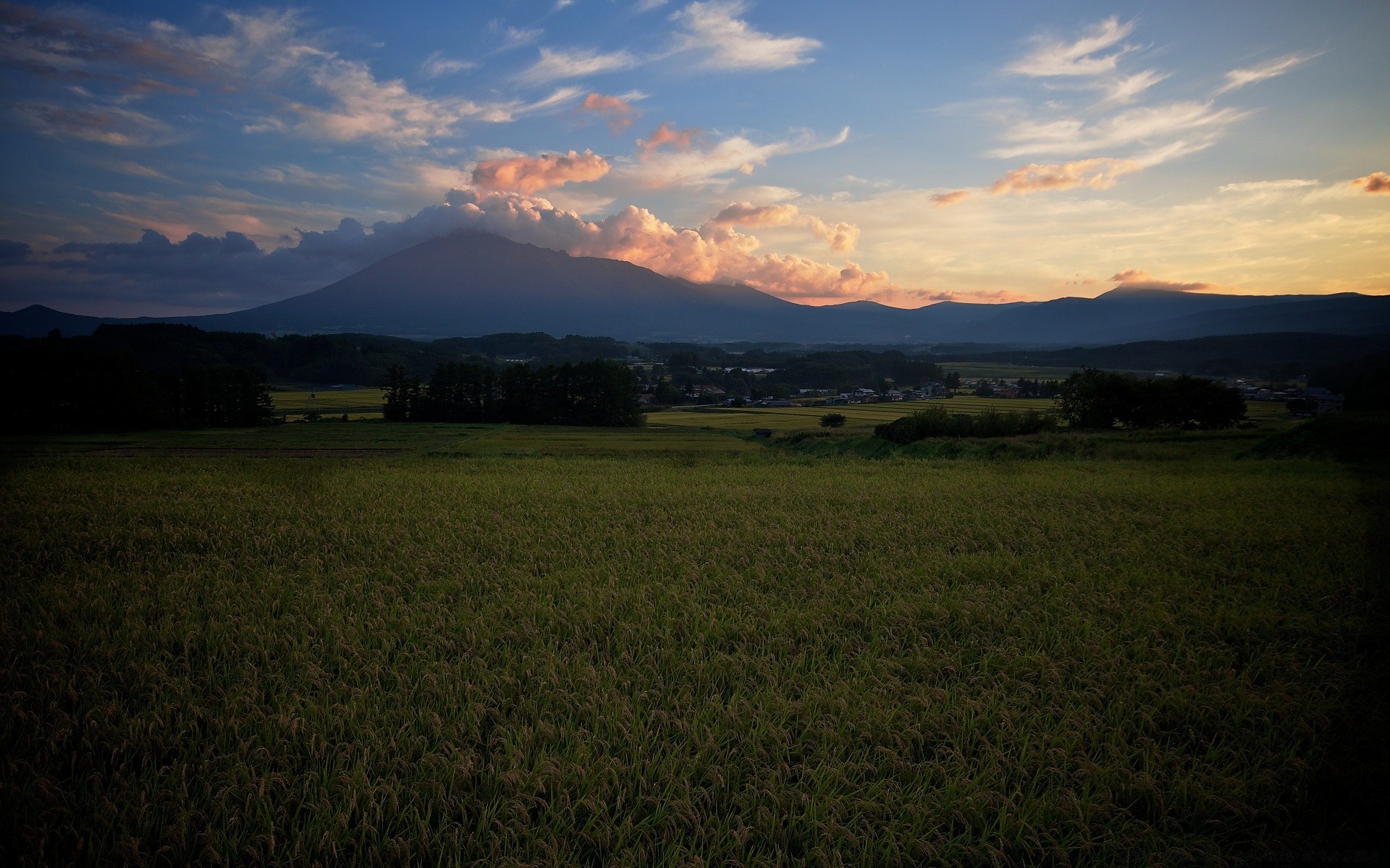 景观 景观 日落 天空 黎明 自然 耕地 农业 树 太阳 户外 领域 晚上 草 山 农场 山 农村 旅游