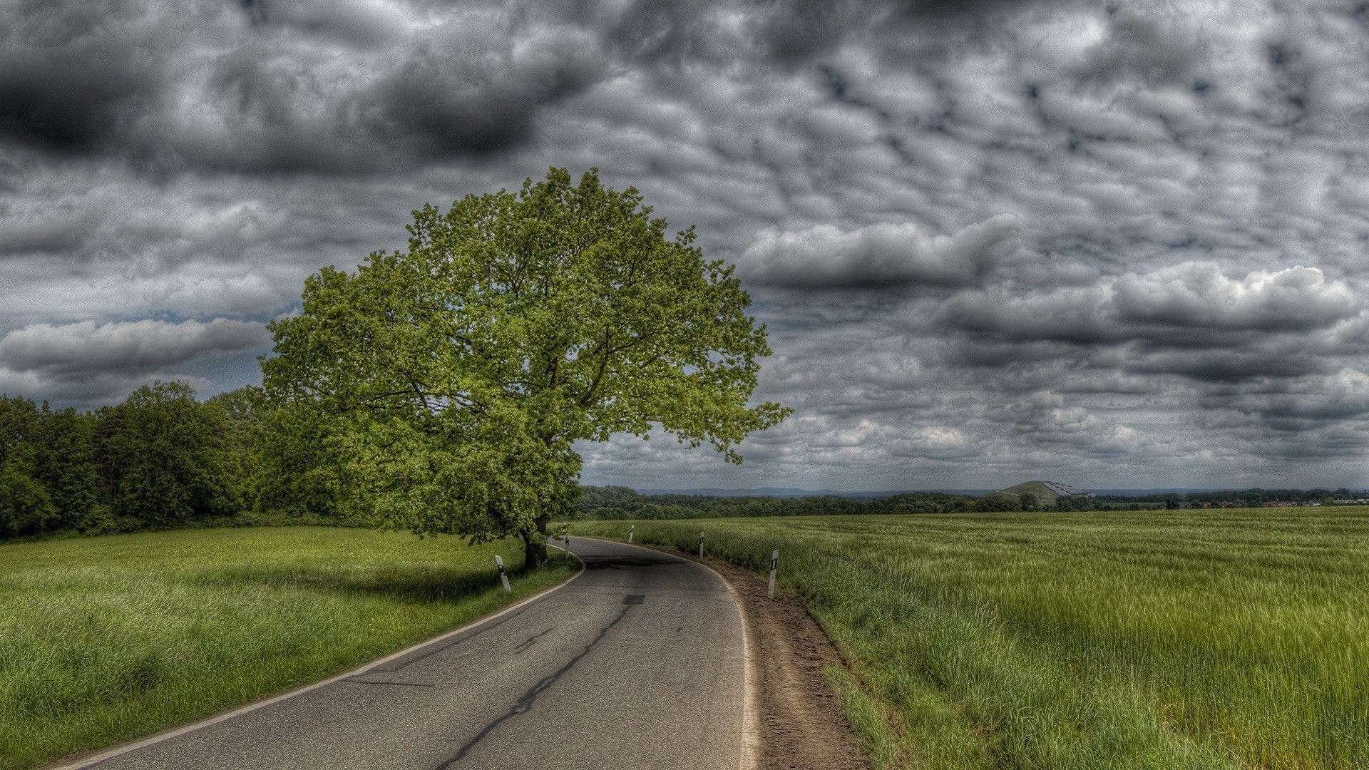 landschaft landschaft straße himmel natur ländlichen landschaft gras baum führer im freien sturm wolke feld tageslicht heuhaufen horizont landschaftlich bewölkt wetter