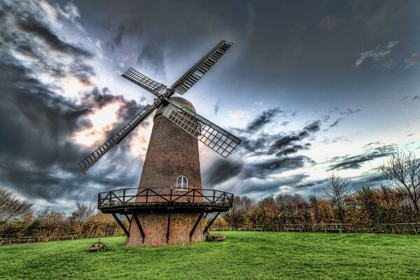 Windmühle in schöner Landschaft