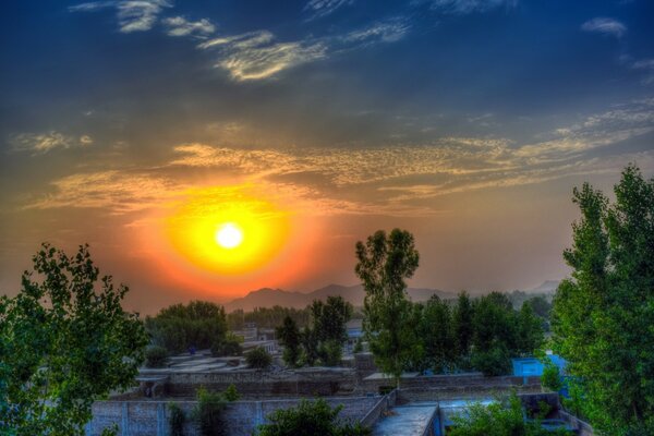 Una inolvidable puesta de sol de verano en el pueblo