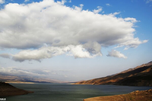 Beau nuage sur la mer de montagne