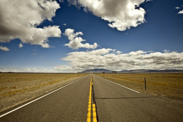 Die Straße entlang der Autobahn mit blauem Himmel