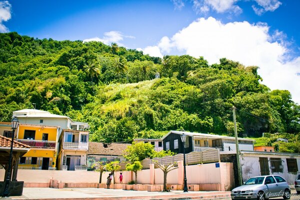 Cidade na encosta da montanha verde