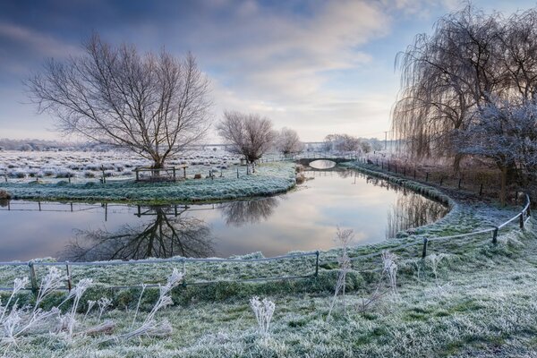 Paisaje de invierno. Vista al río