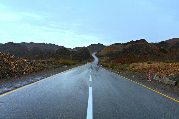 Asphaltstraße mit schöner Landschaft