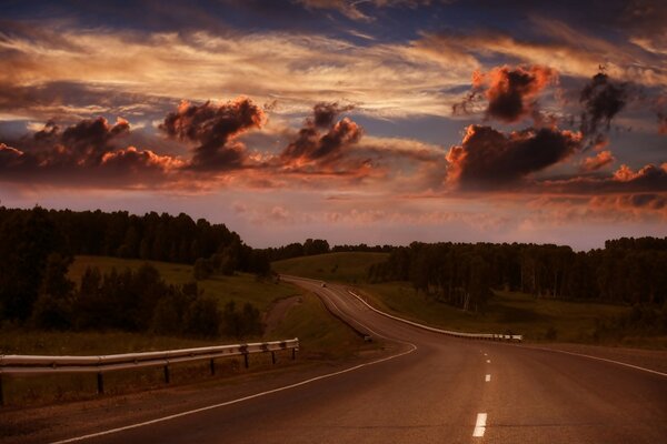 Camino nocturno nubes de acero