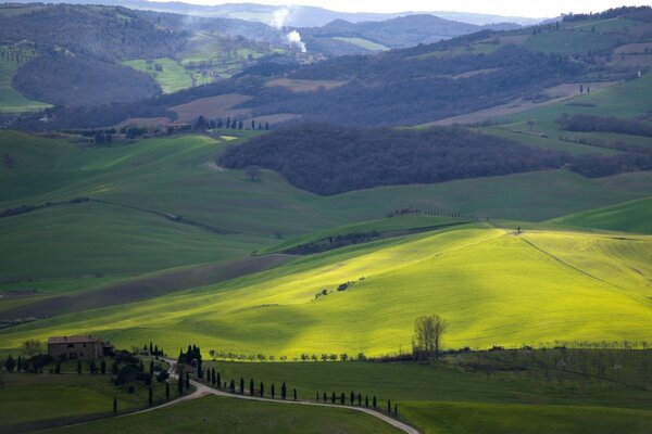 Le soleil est inondé d une clairière au milieu de leurs montagnes sombres