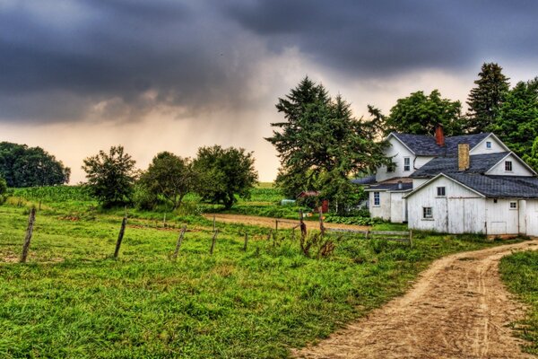 Casa rústica en un campo verde