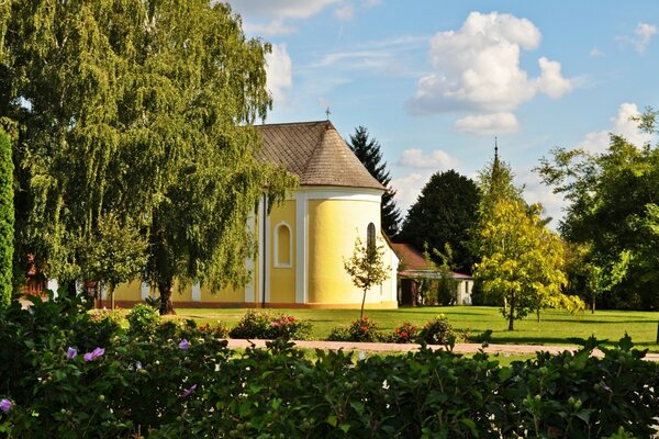 Grande maison sur fond de nature