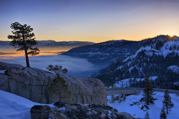 Amanecer de invierno en invierno nevado