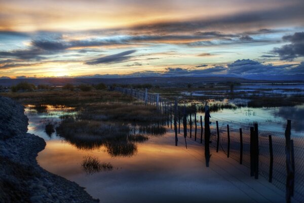 Puesta de sol fría en el pantano de otoño