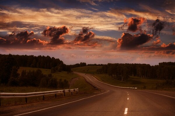 Increíblemente hermosa foto de la carretera como si llevara al bosque