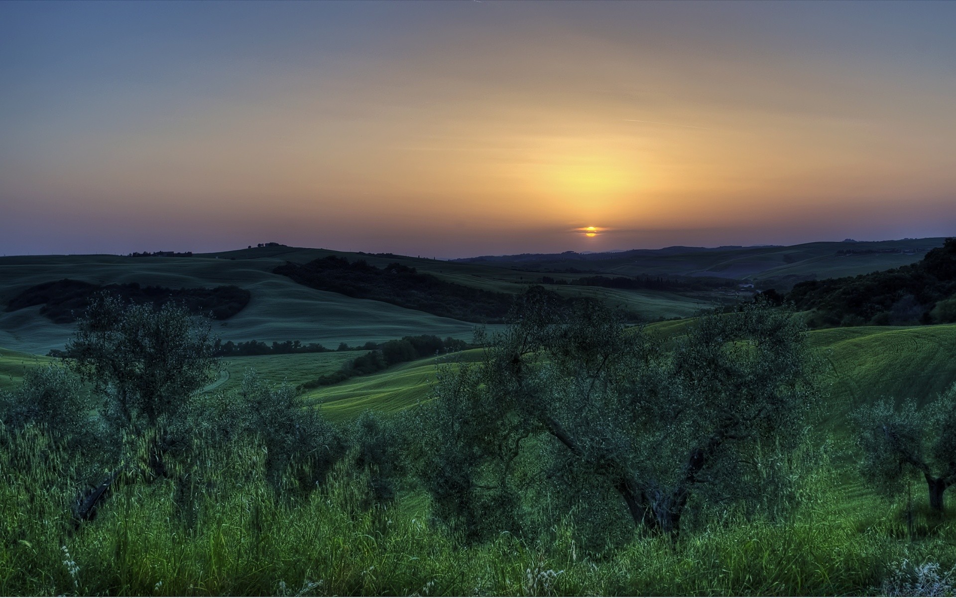 paysage paysage coucher de soleil ciel nature aube voyage herbe arbre soleil à l extérieur colline soir montagnes terres cultivées champ campagne été