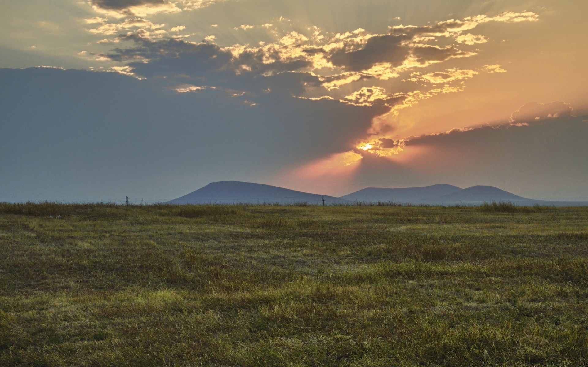 paysage paysage coucher de soleil ciel aube nature pâturages en plein air montagnes voyage soleil herbe agriculture lumière du jour champ brouillard beau temps soir terres cultivées colline