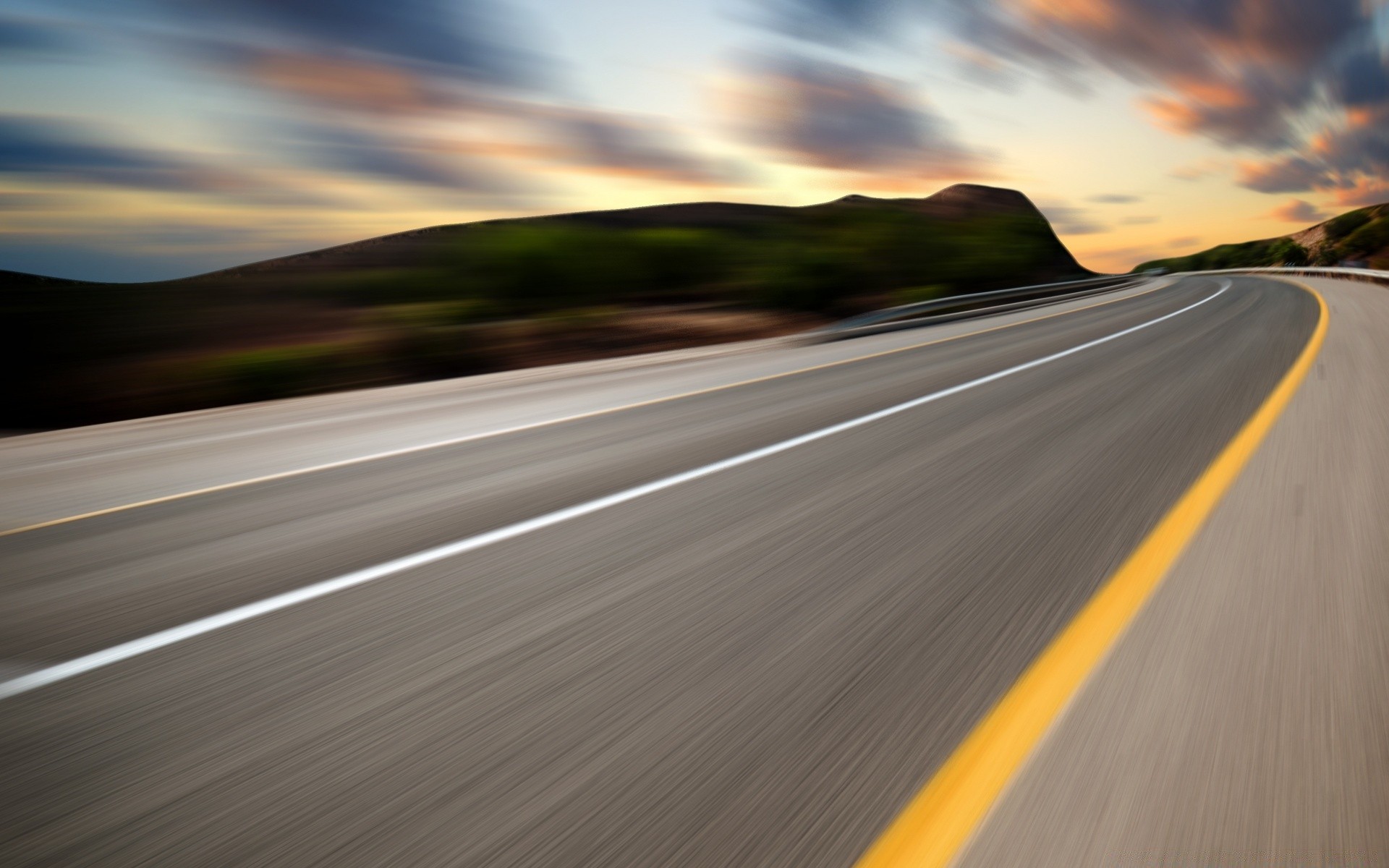 paesaggio strada asfalto lungo autostrada sfocatura veloce tramonto viaggi crepuscolo