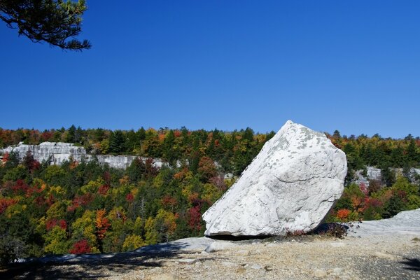 Weißer Felsbrocken auf blauem Himmelshintergrund